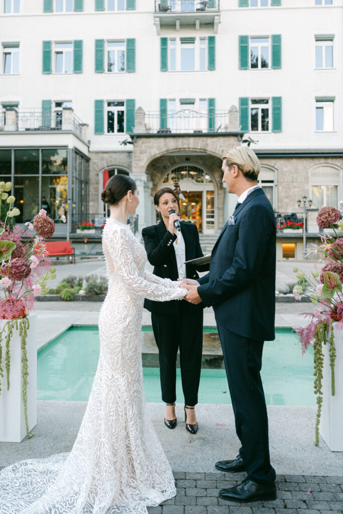 Wedding singer at a free wedding ceremony