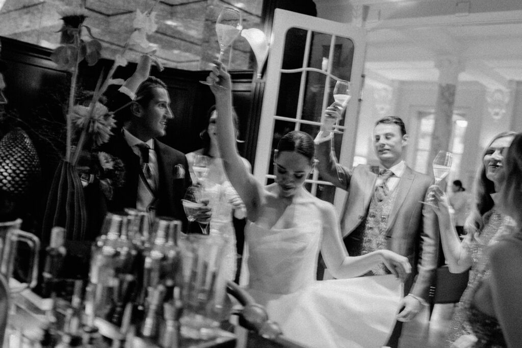 Braut tanzt auf ihrer Hochzeit