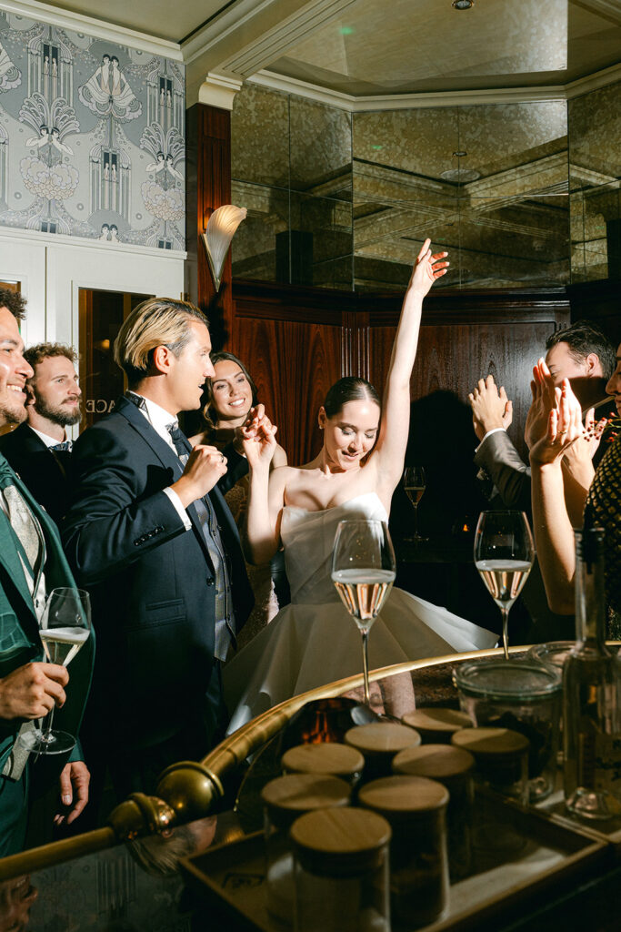 Braut tanzt in Hochzeitslocation