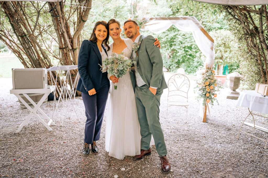 Bridal couple with ceremony director