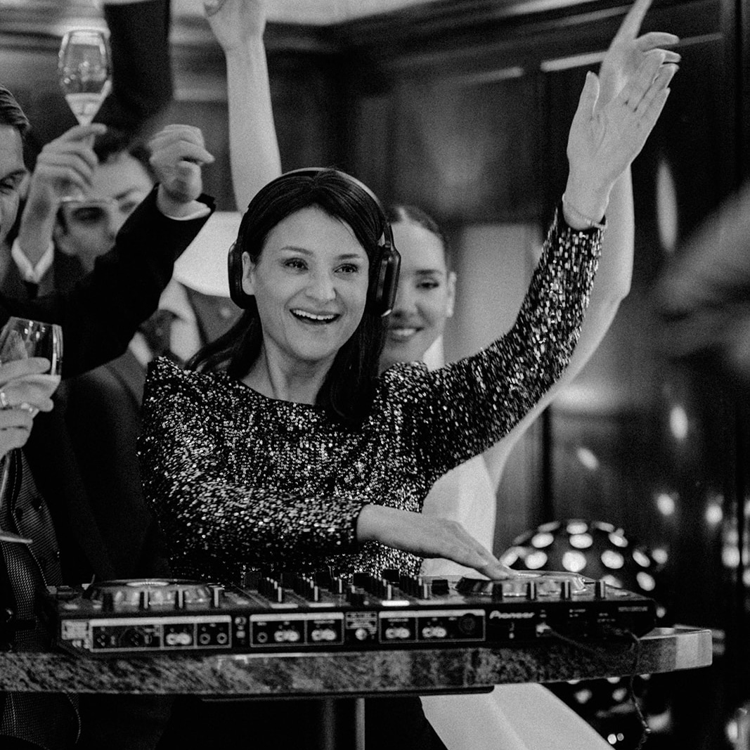 DJane Naomi auf einer Hochzeitsparty